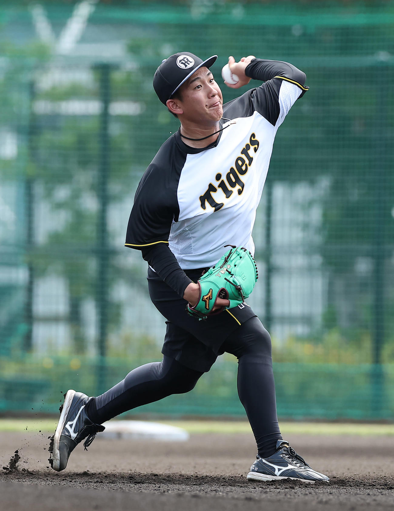 キャッチボールで調整する阪神伊原（撮影・前田充）