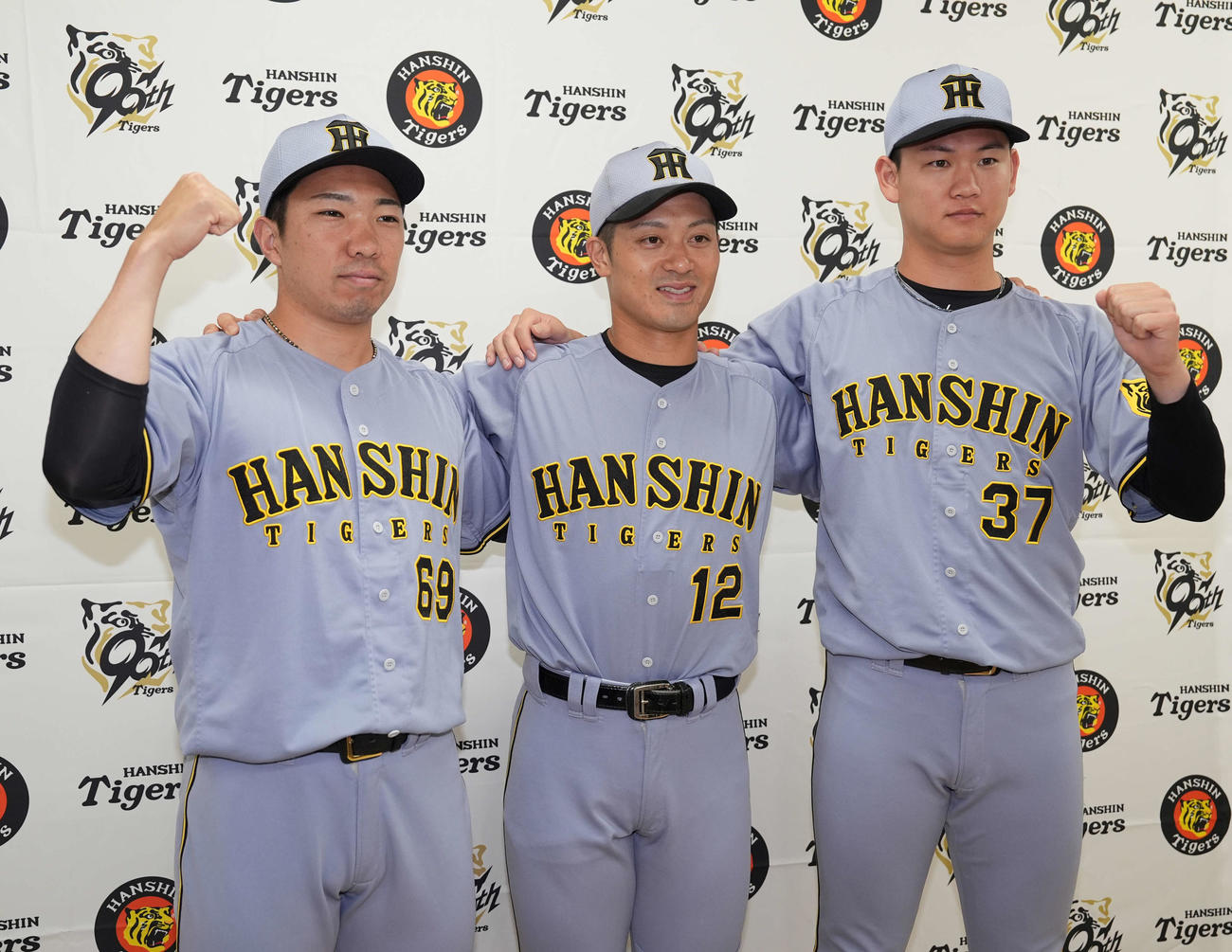 「マイナビオールスターゲーム2025」に監督選抜で選出された、左から阪神石井、坂本、及川（撮影・井上学）