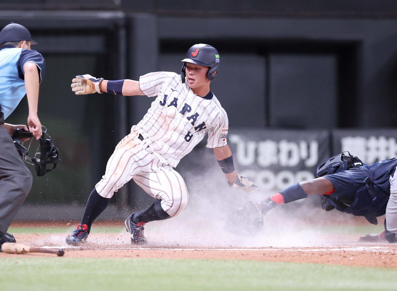 日米大学野球選手権　日本対米国　6回裏日本2死一、二塁、小島の右前適時打で生還する二塁走者榊原（撮影・黒川智章）