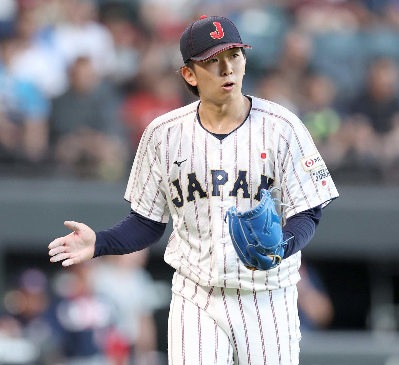 日米大学野球選手権　日本対米国　2回表、無失点に抑えグラブをたたく伊藤（撮影・黒川智章）