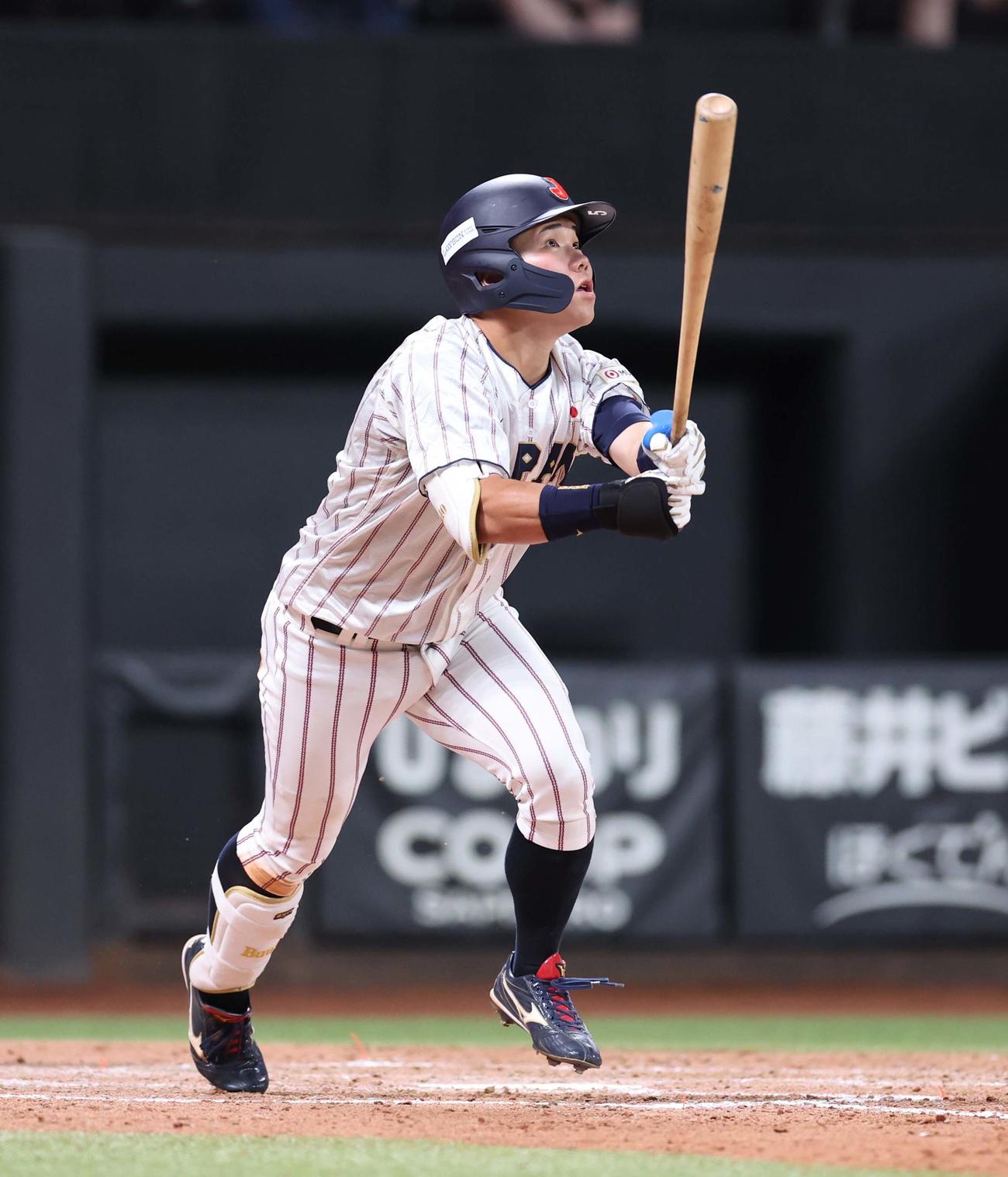 日米大学野球選手権　日本対米国　5回裏日本無死、右越え本塁打を放つ小田（撮影・黒川智章）