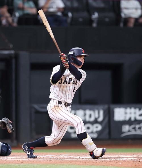 日米大学野球選手権　日本対米国　6回裏日本2死一、二塁、右前適時打を放つ小島（撮影・黒川智章）