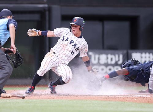日米大学野球選手権　日本対米国　6回裏日本2死一、二塁、小島の右前適時打で生還する二塁走者榊原（撮影・黒川智章）