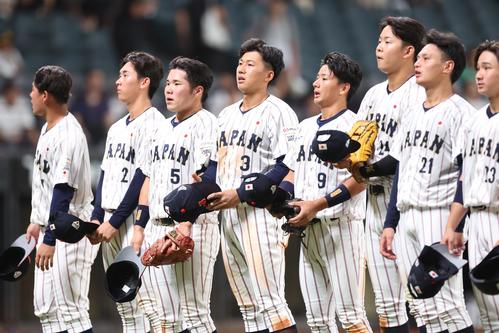 日米大学野球選手権　日本対米国　試合後、スタンドにあいさつする日本ナイン（撮影・黒川智章）