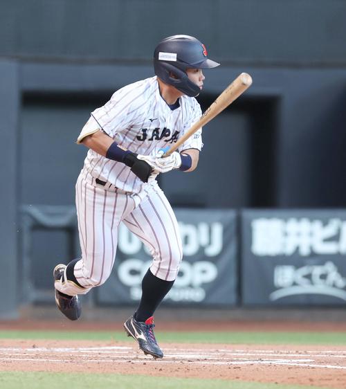 日米大学野球選手権　日本対米国　1回裏日本2死、右前打を放つ小田（撮影・黒川智章）