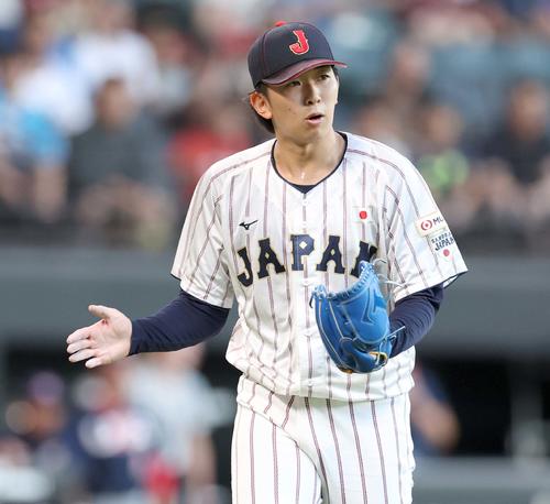 日米大学野球選手権　日本対米国　2回表、無失点に抑えグラブをたたく伊藤（撮影・黒川智章）