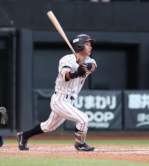 日米大学野球選手権　日本対米国　3回裏日本ハム無死、右越え二塁打を放つ大塚（撮影・黒川智章）