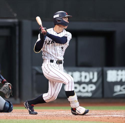 日米大学野球選手権　日本対米国　3回裏日本2死三塁、中前適時打を放つ小島（撮影・黒川智章）