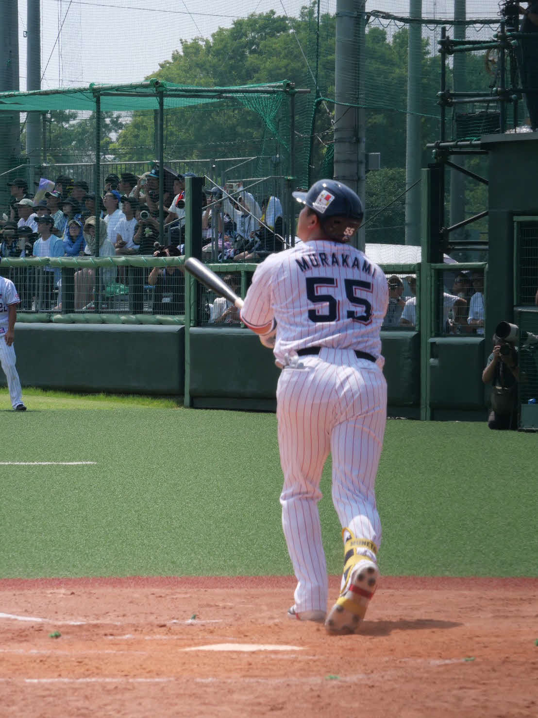 実戦復帰のイースタン・リーグ楽天戦で大きな右飛を放つヤクルト村上（撮影・上田悠太）