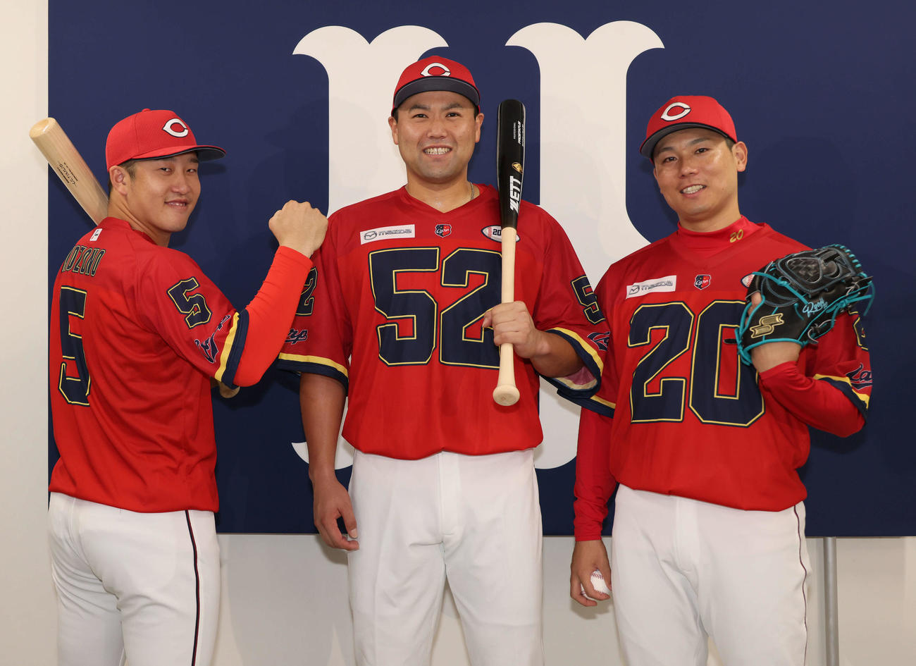 8月のマツダスタジアムの中日戦で着用するアメフト風ユニホームが発表された。左から小園、末包、栗林（撮影・加藤孝規）