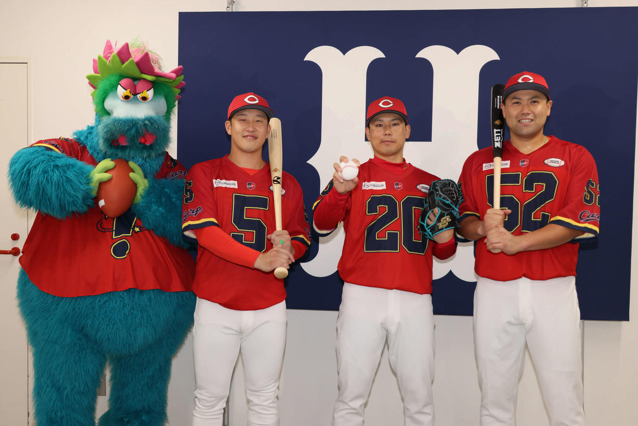 8月のマツダスタジアムの中日戦で着用するアメフト風ユニホームが発表された。左からスラィリー、小園、栗林、末包（撮影・加藤孝規）