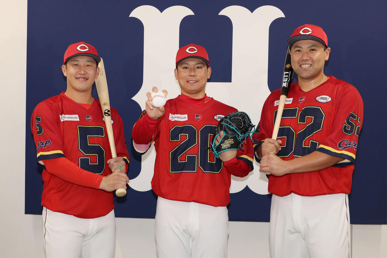 8月のマツダスタジアムの中日戦で着用するアメフト風ユニホームが発表された。左から小園、栗林、末包（撮影・加藤孝規）