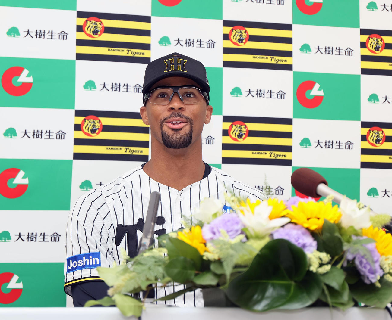 6月度の大樹生命月間MVP賞に選ばれ会見する阪神デュプランティエ（撮影・上山淳一）