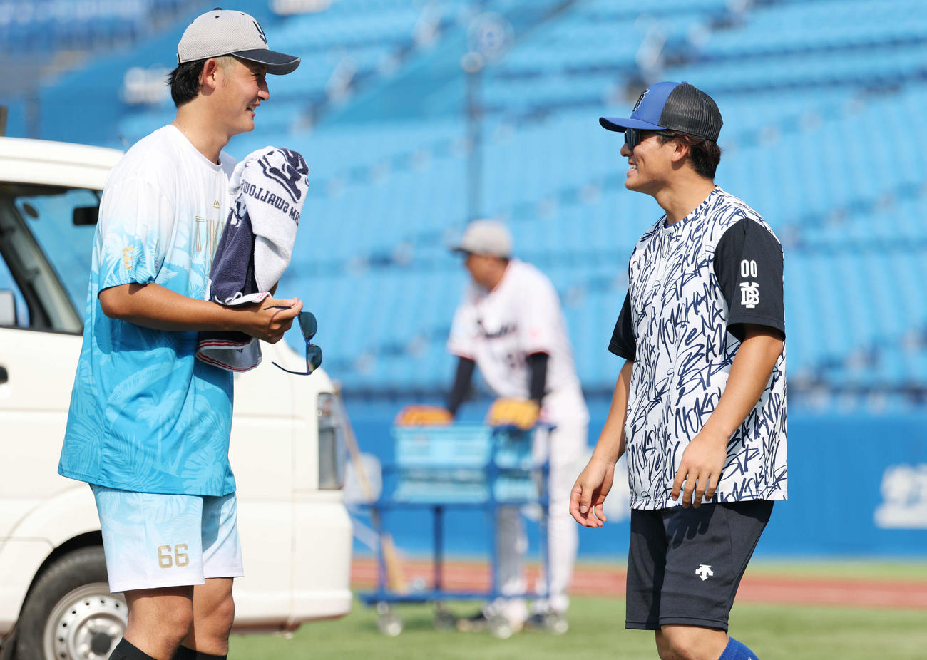 ヤクルト対DeNA　試合前練習で談笑するヤクルト阪口（左）とDeNA林（撮影・宮地輝）