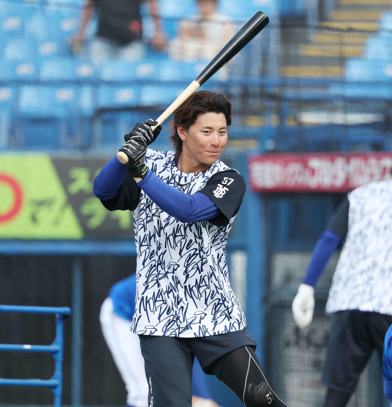 ヤクルト対DeNA　試合前練習に臨むDeNA東妻（撮影・宮地輝）