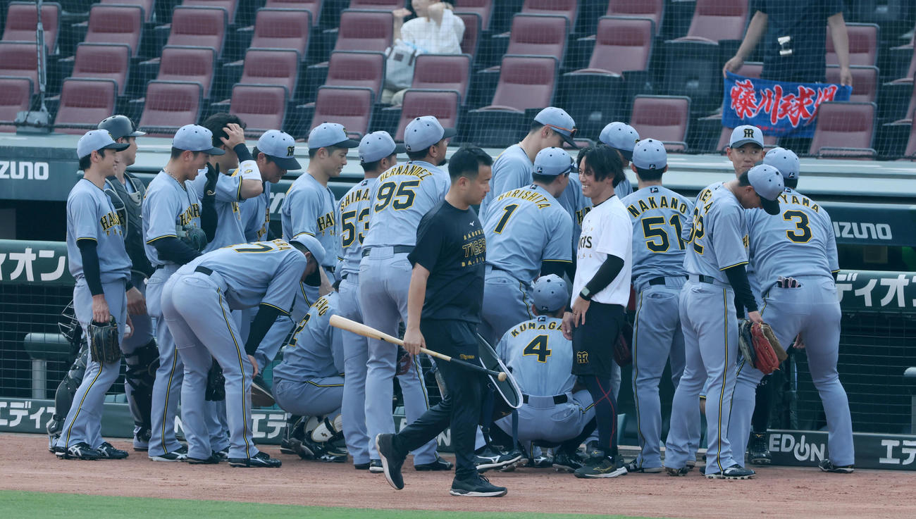 広島対阪神　試合前の円陣を組む阪神ナイン（撮影・加藤哉）