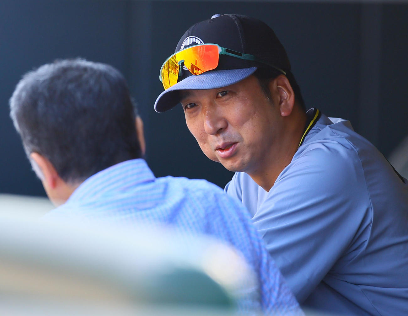 広島対阪神　川藤幸三氏と話をする阪神藤川監督（撮影・藤尾明華）