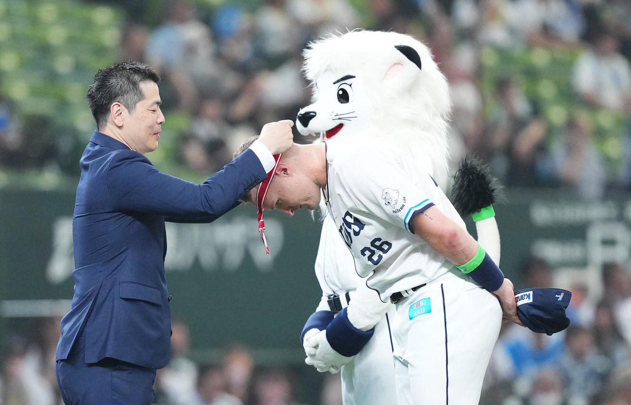 西武対楽天　試合前、月刊MVPの表彰を受ける西武ネビン（中央）（撮影・菅敏）