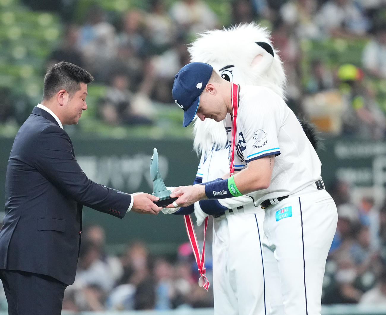 西武対楽天　試合前、月刊MVPの表彰を受ける西武ネビン（右）（撮影・菅敏）