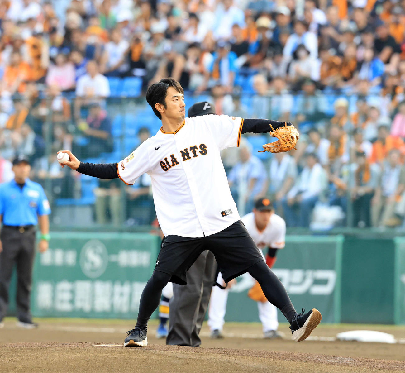 巨人対中日　始球式を務める眞島秀和（撮影・浅見桂子）