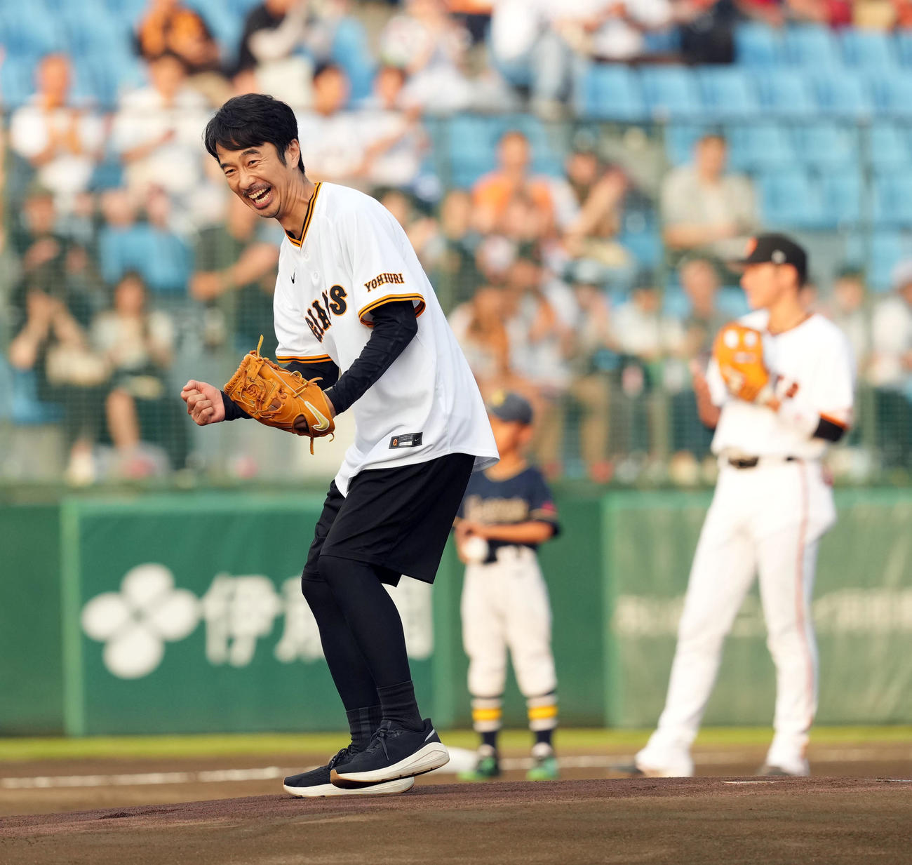 巨人対中日　始球式を務めた眞島秀和（撮影・たえ見朱実）