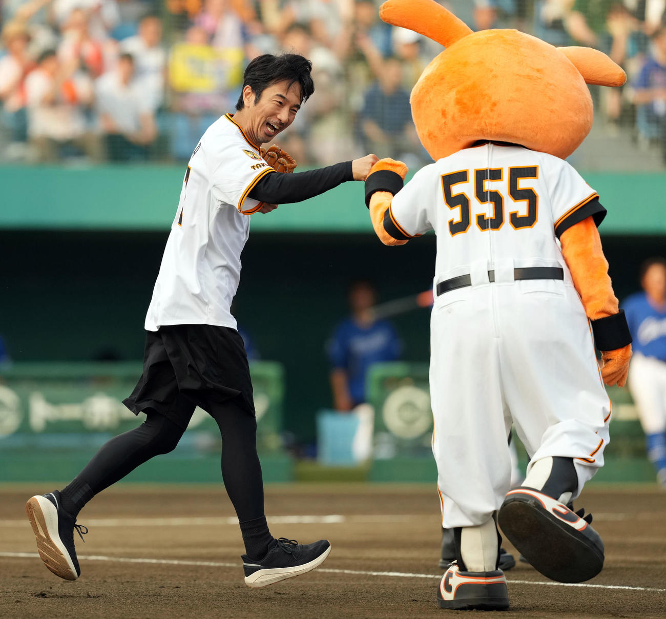 巨人対中日　始球式を務めた眞島秀和（撮影・たえ見朱実）