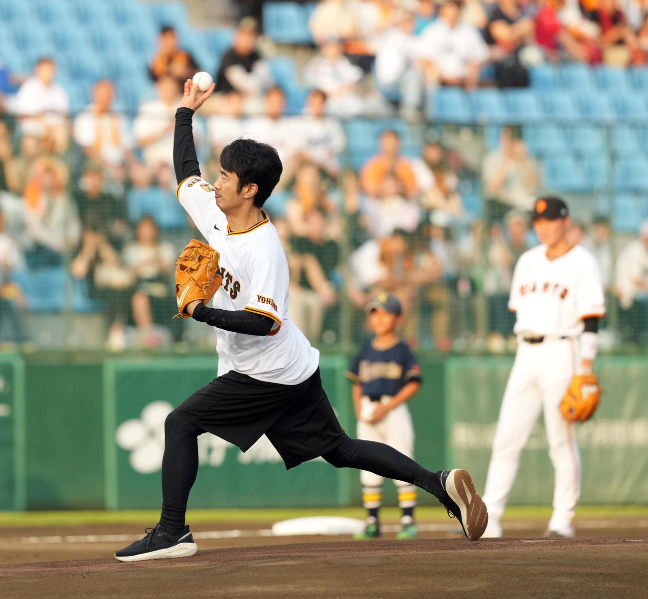 巨人対中日　始球式を務めた眞島秀和（撮影・たえ見朱実）