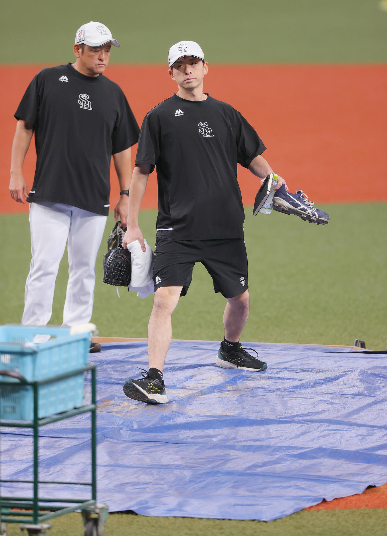 オリックス対ソフトバンク　試合前、マウンドを確かめるソフトバンク大関（右）（撮影・上山淳一）