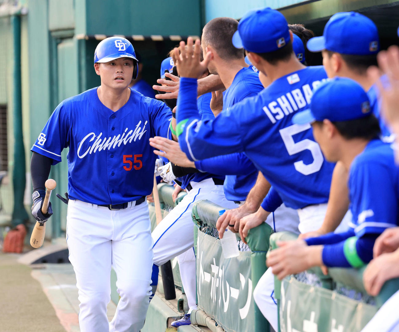 巨人対中日　2回表中日無死、細川は左越えソロ本塁打を放ちナインとハイタッチ（撮影・浅見桂子）