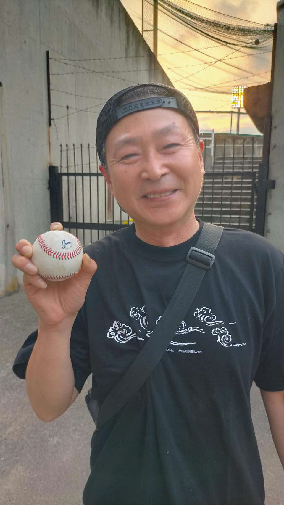 細川の場外球を手に笑顔の三浦さん