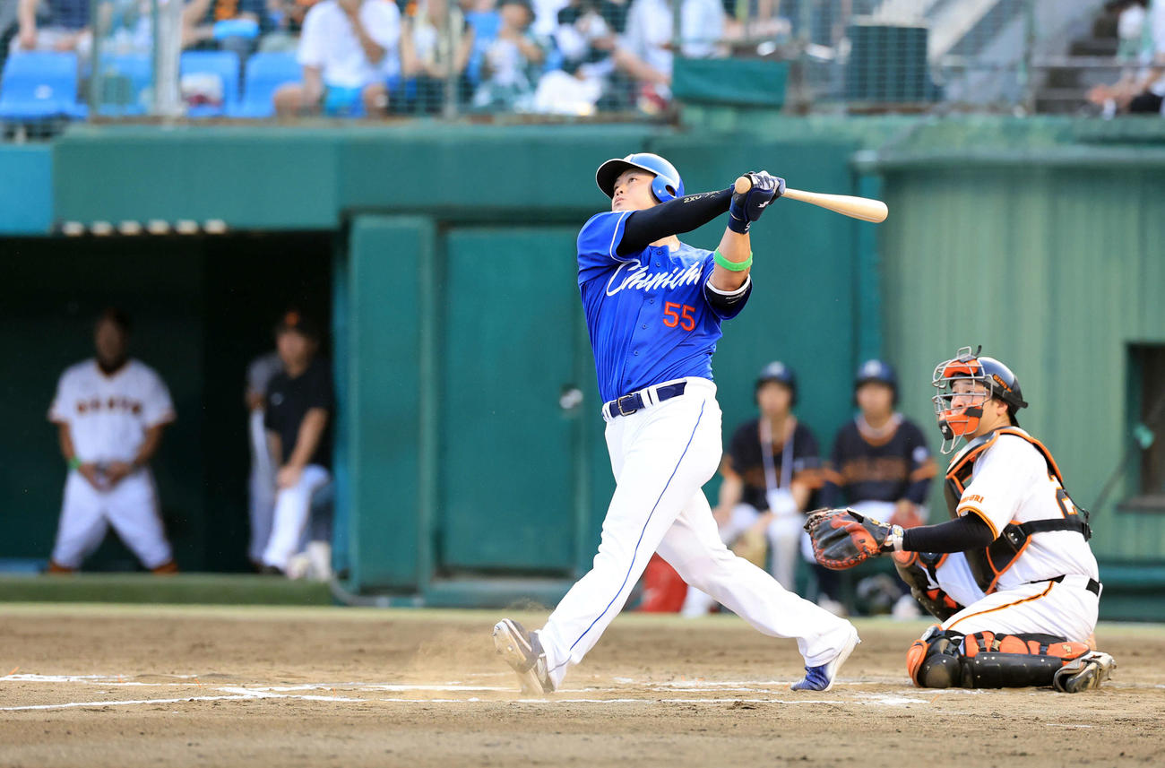 巨人対中日　2回表中日無死、細川は左越えソロ本塁打を放つ。左奥は巨人阿部監督（撮影・浅見桂子）