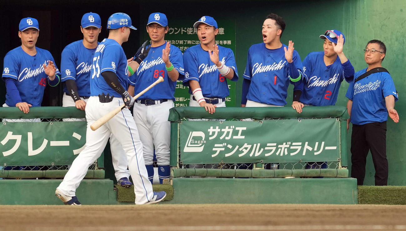 巨人対中日　2回表中日無死、左越えに先制のソロ本塁打を放った細川を迎えるナイン（撮影・たえ見朱実）