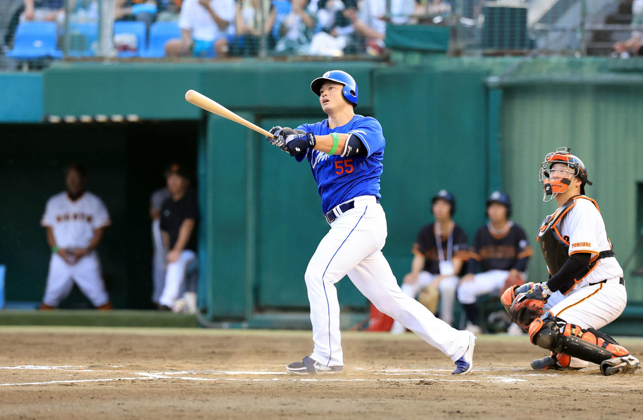 巨人対中日　2回表中日無死、細川は左越えソロ本塁打を放つ。左奥は巨人阿部監督（撮影・浅見桂子）