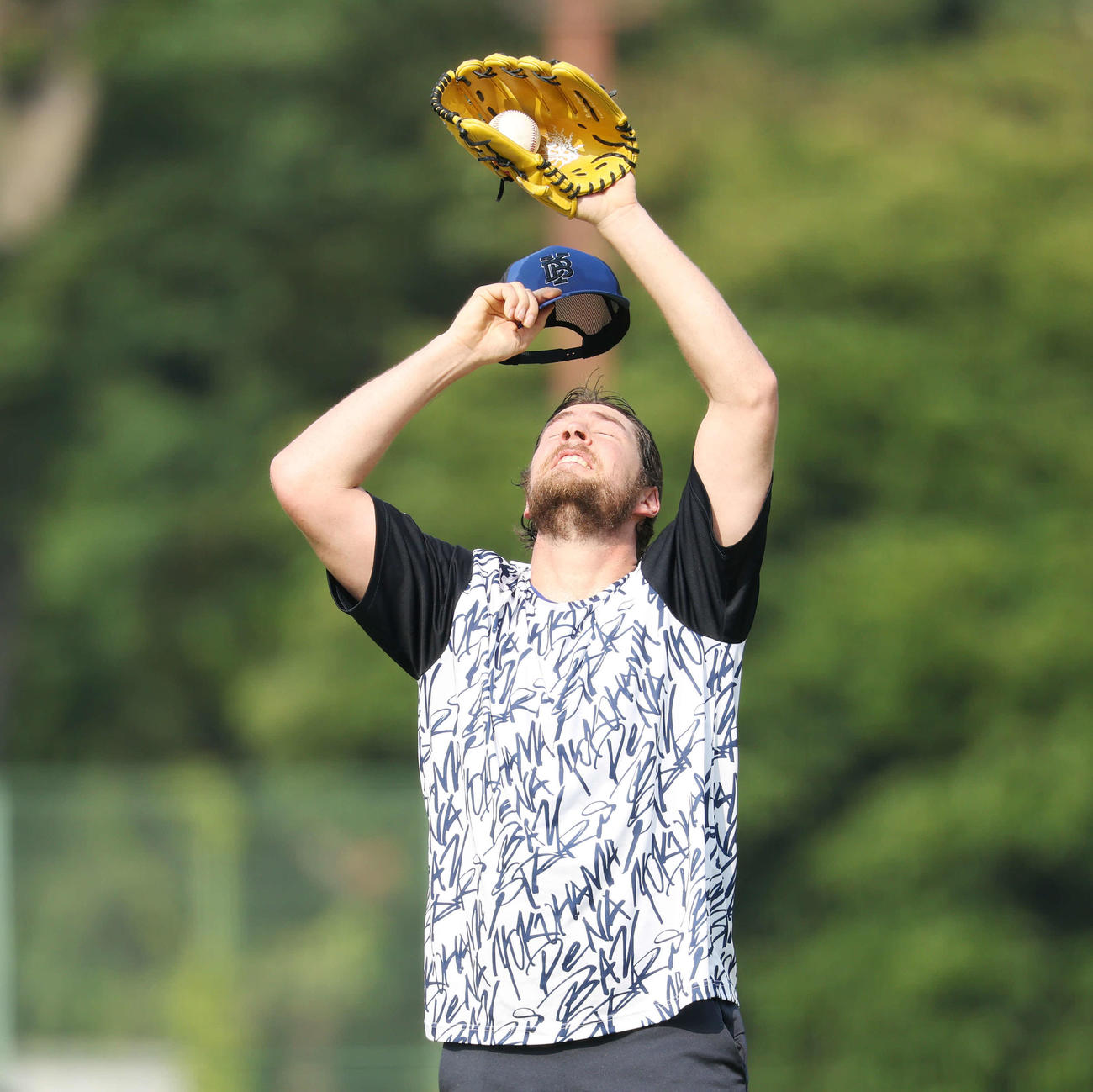 ヤクルト対DeNA　試合前練習で汗を拭うDeNAバウアー（撮影・宮地輝）