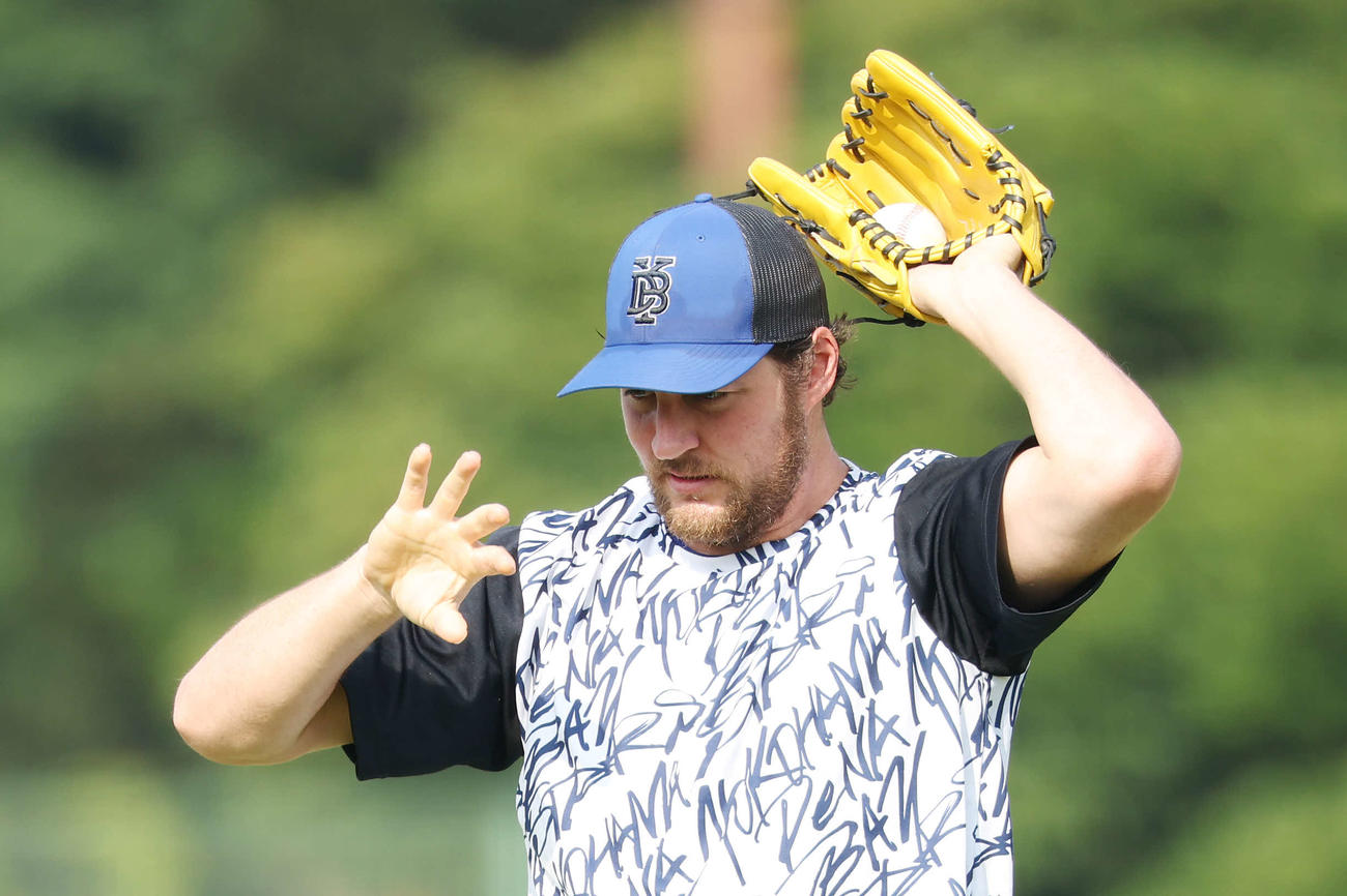 ヤクルト対DeNA　試合前練習に臨むDeNAバウアー（撮影・宮地輝）