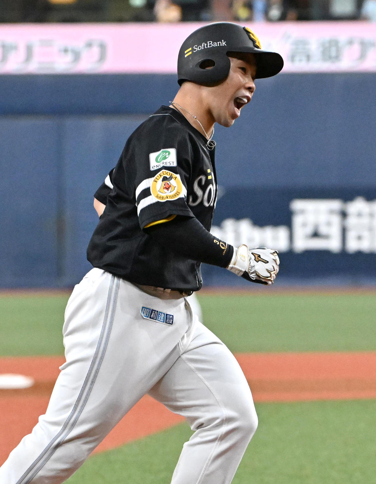 オリックス対ソフトバンク　3回表ソフトバンク1死満塁　近藤は満塁本塁打を放つ（撮影・石井愛子）