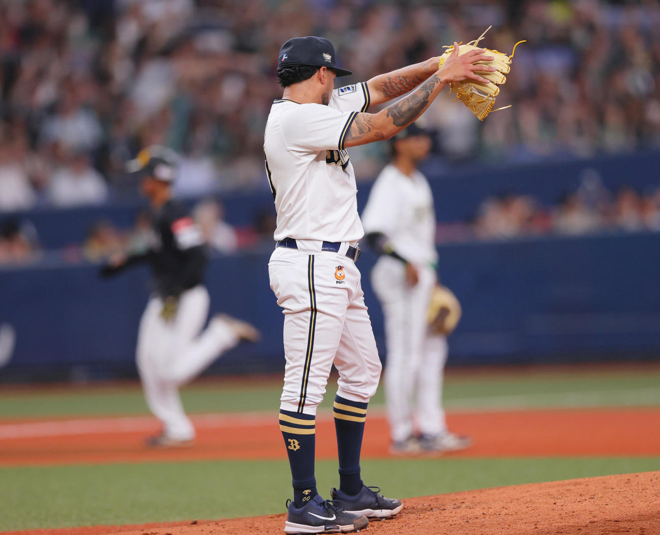 オリックス対ソフトバンク　3回表ソフトバンク1死満塁、エスピノーザ（手前）は近藤に右越え満塁本塁打を浴びる（撮影・上山淳一）