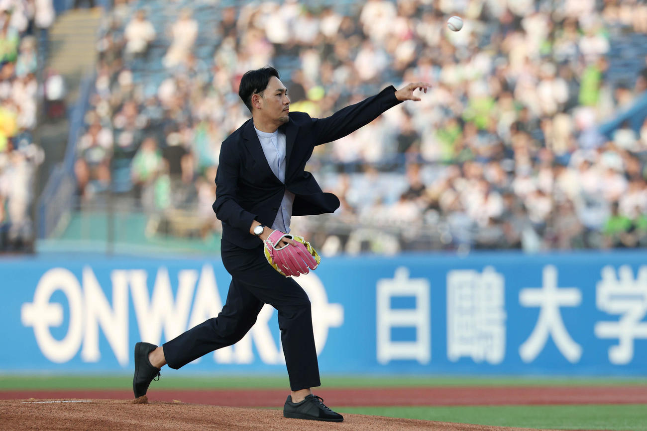 ヤクルト対DeNA　ファーストピッチセレモニーを務める久古氏（撮影・宮地輝）
