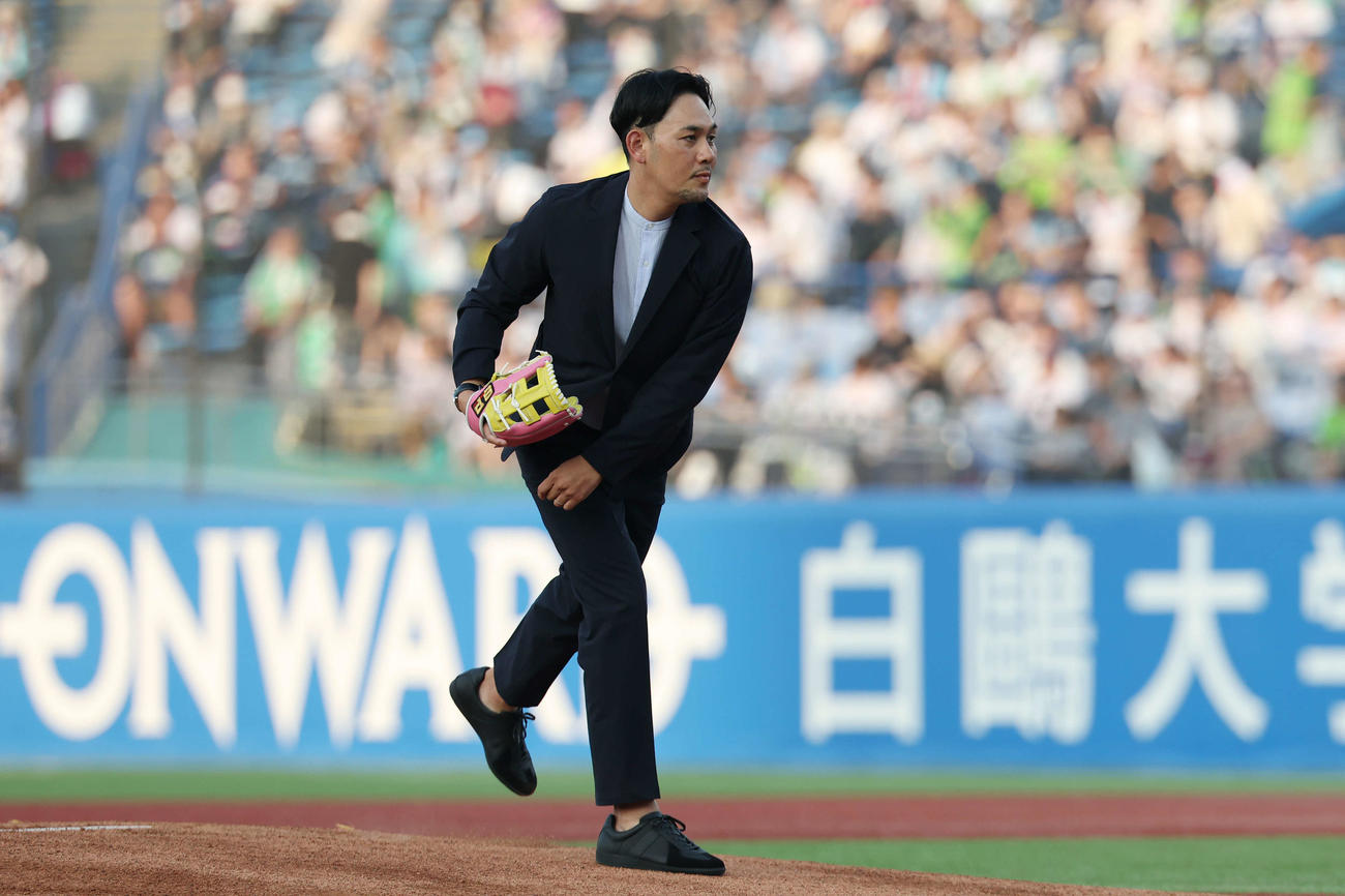 ヤクルト対DeNA　ファーストピッチセレモニーを務める久古氏（撮影・宮地輝）