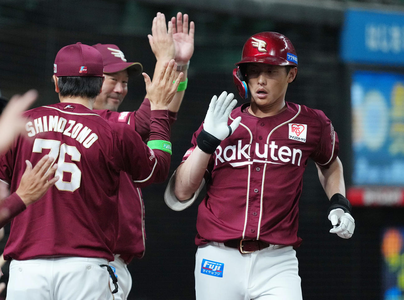 西武対楽天　4回表楽天1死、右越えにソロ本塁打を放ち、タッチで迎えられる辰己。後方左は三木監督（撮影・菅敏）