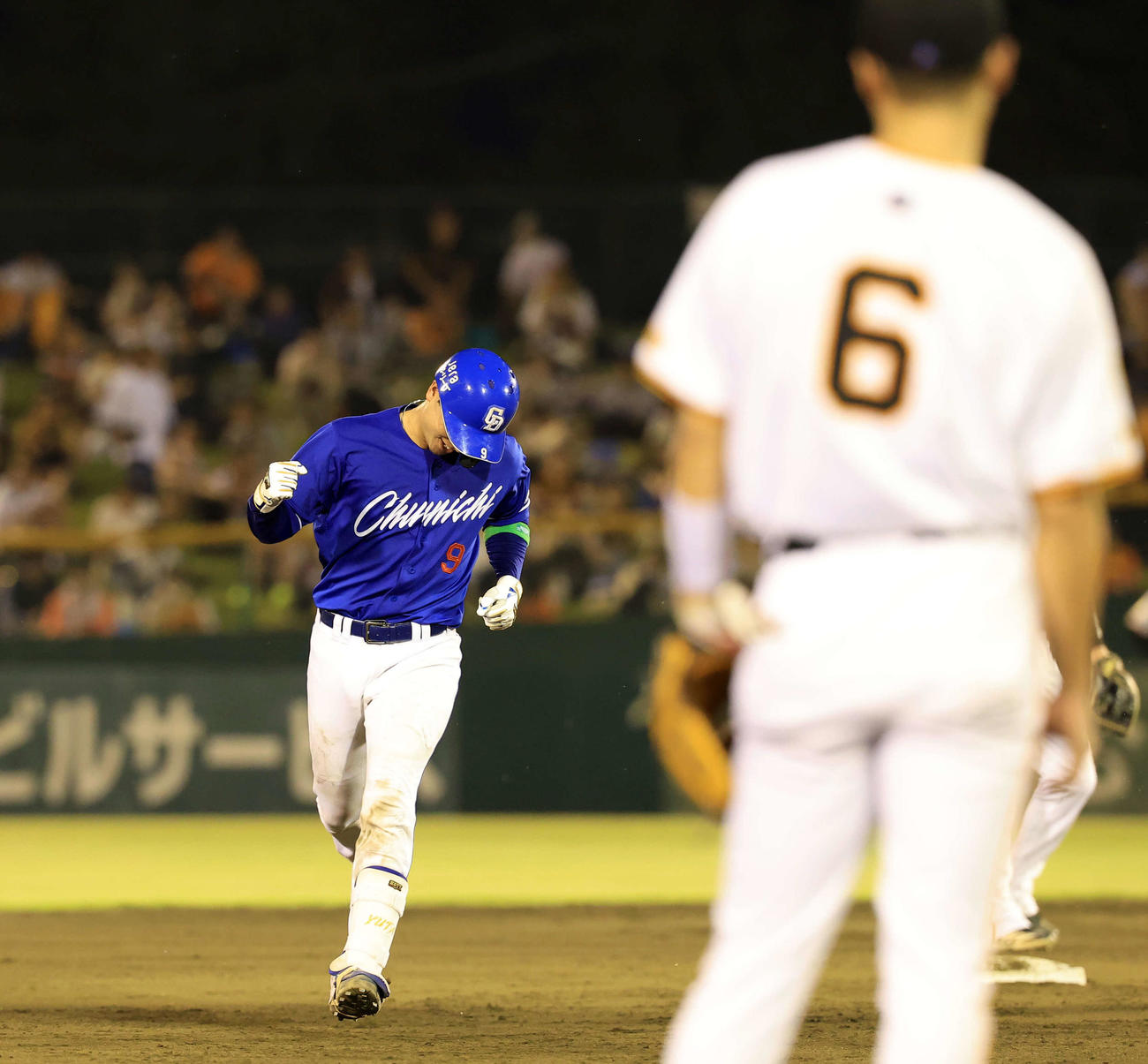 巨人対中日　5回表中日1死、石伊は左越えソロ本塁打を放ち二塁を回ってガッツポーズ。手前は坂本（撮影・浅見桂子）