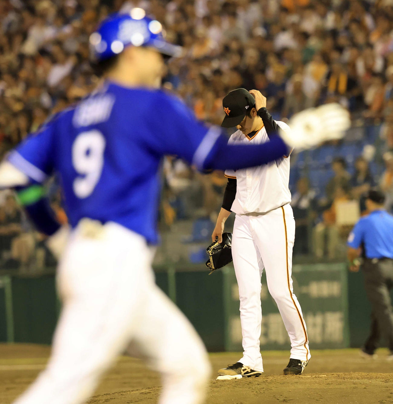 巨人対中日　5回表中日1死、石伊（手前）に左越えソロ本塁打を許しうつむく西舘（撮影・浅見桂子）