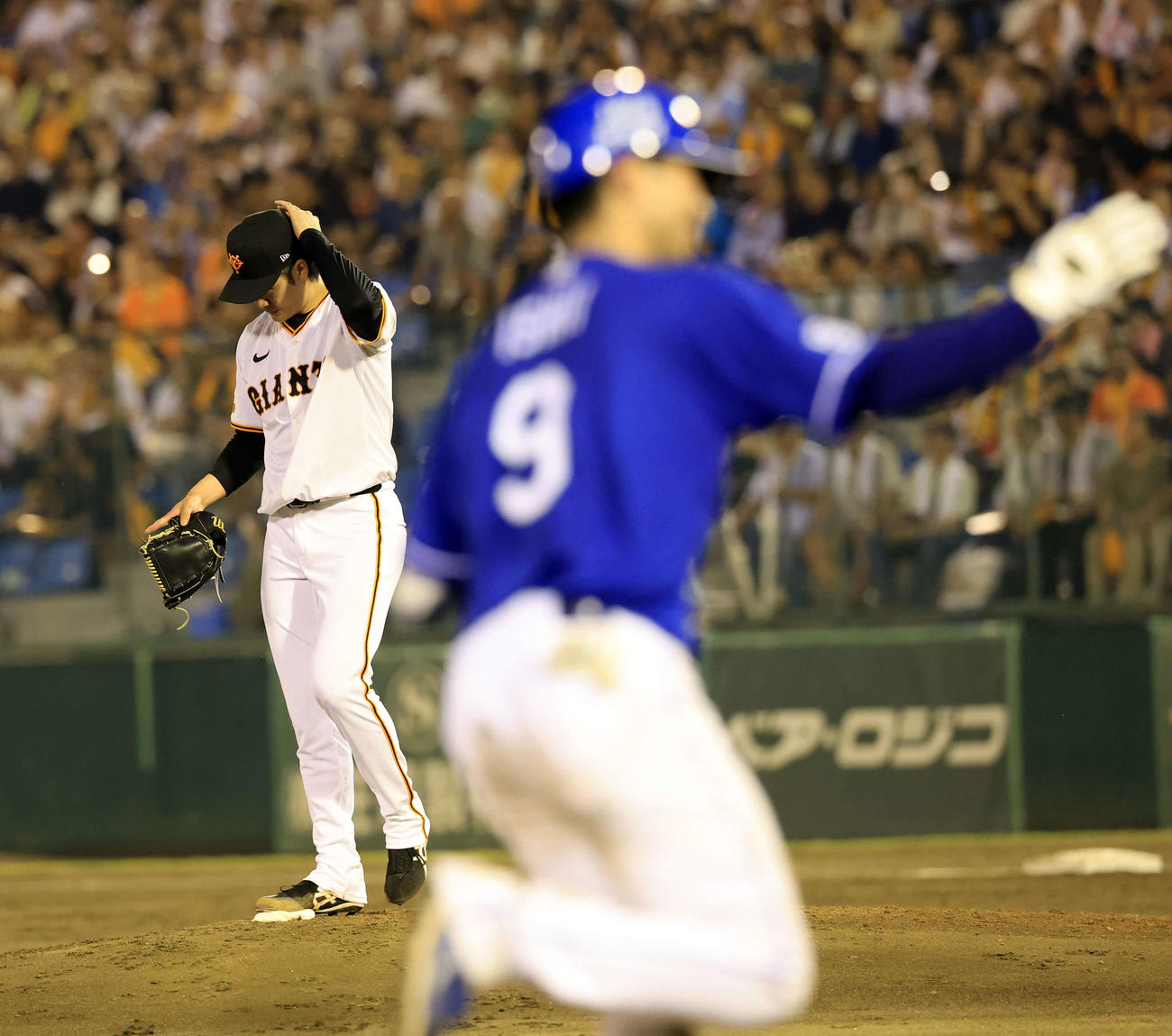 巨人対中日　5回表中日1死、石伊（手前）に左越えソロ本塁打を許しうつむく西舘（撮影・浅見桂子）