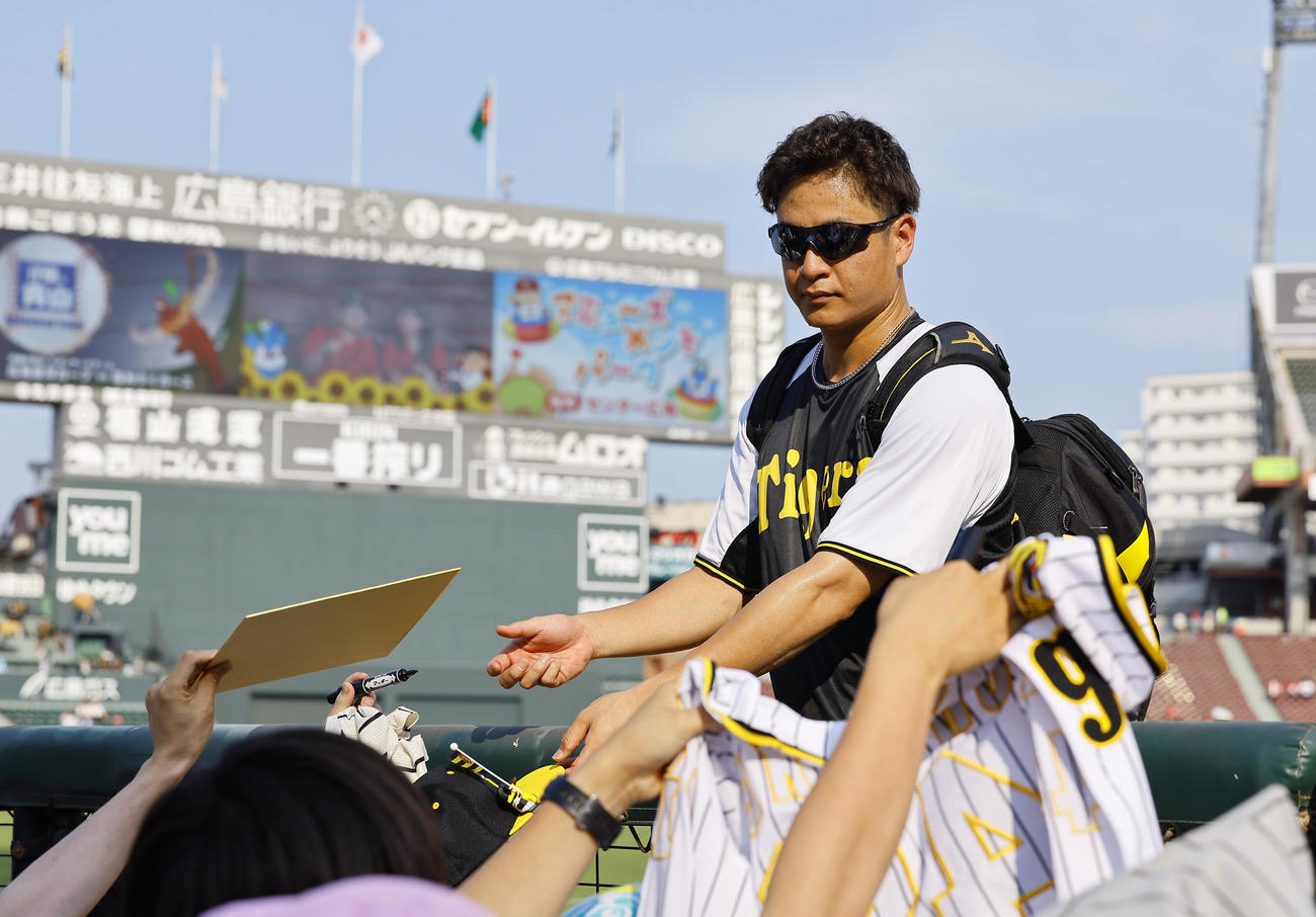 広島対阪神　ファンにサインをする阪神大竹（撮影・藤尾明華）