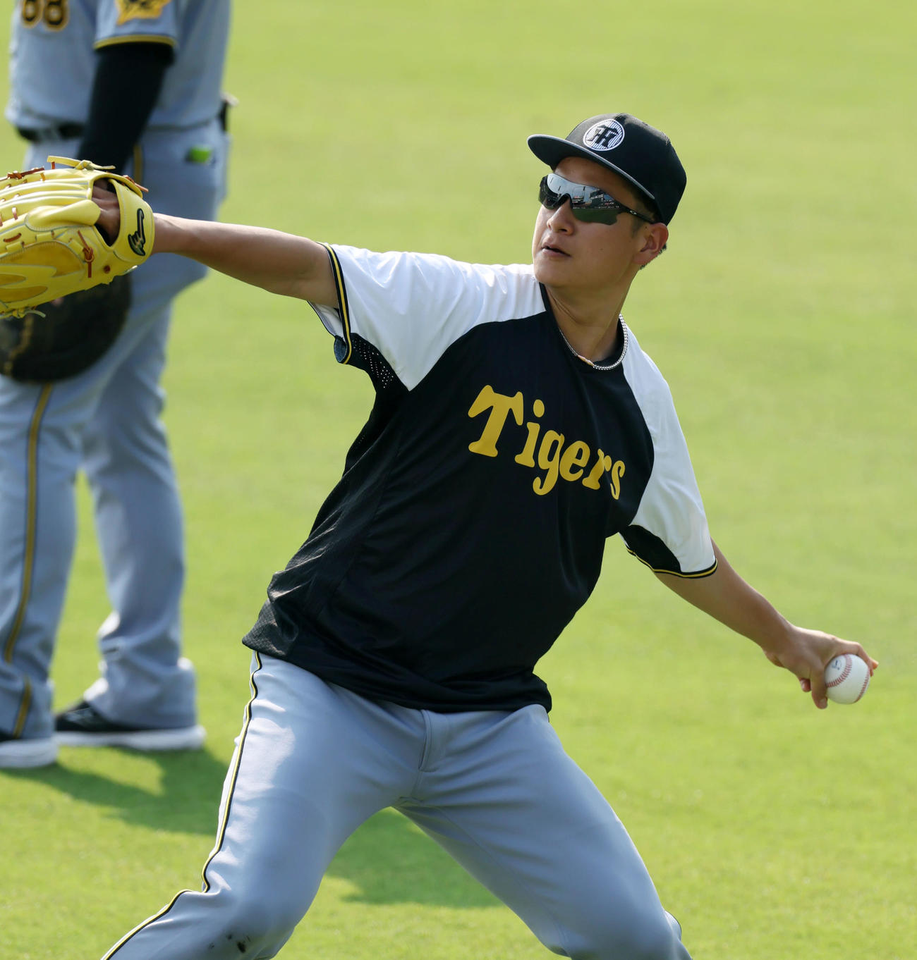 広島対阪神　キャッチボールする大竹（撮影・加藤哉）