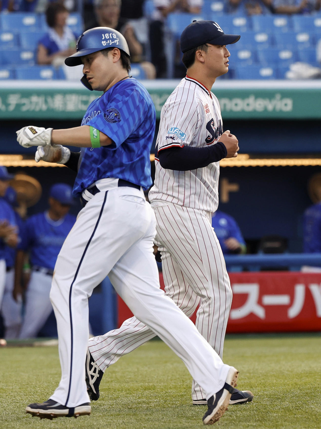 ヤクルト対DeNA　1回、犠飛で2点目を許したヤクルト・吉村。左は生還したDeNA佐野（共同）