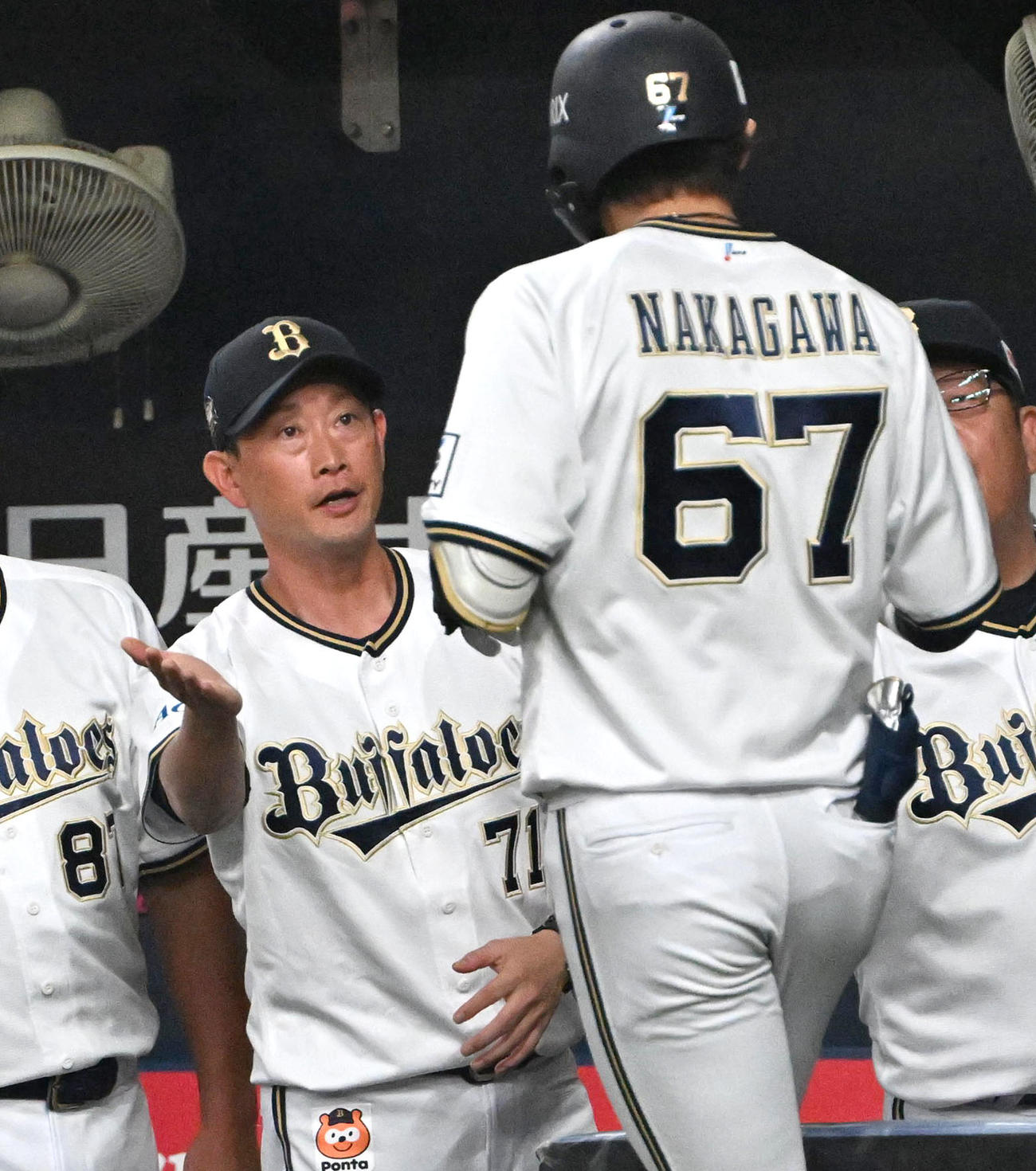 オリックス対ソフトバンク　3回裏オリックス無死　岸田監督（左）は本塁打を放った中川圭を迎える（撮影・石井愛子）
