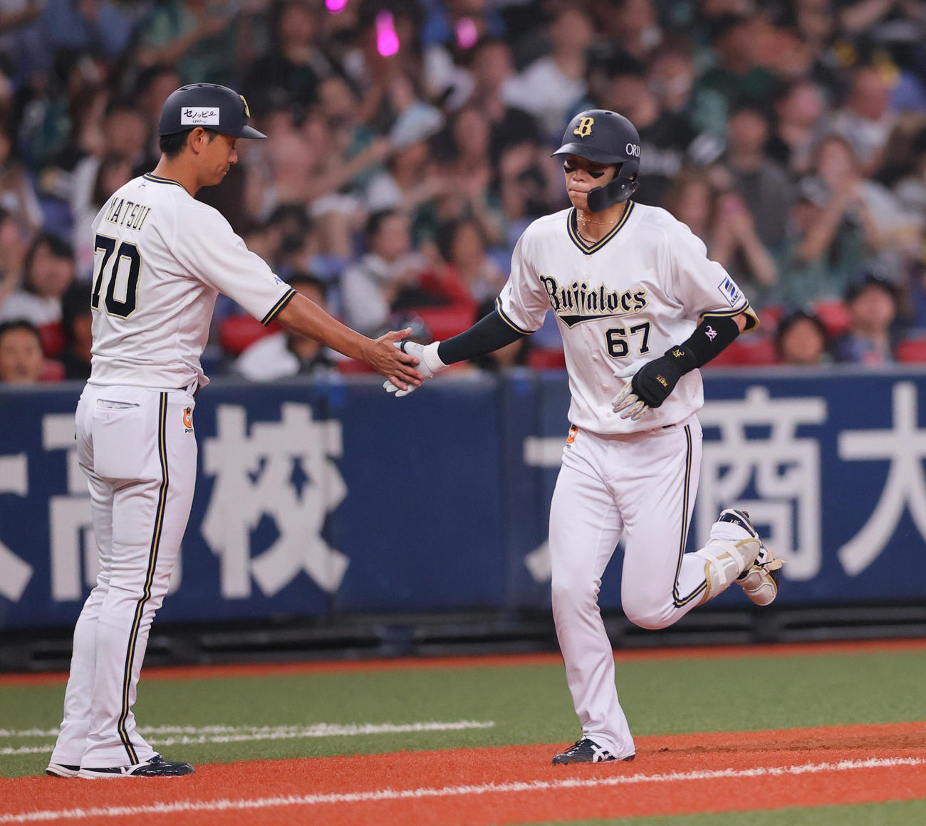 オリックス対ソフトバンク　3回裏オリックス無死、中川（右）は左越え本塁打を放ちダイヤモンドを1周する（撮影・上山淳一）