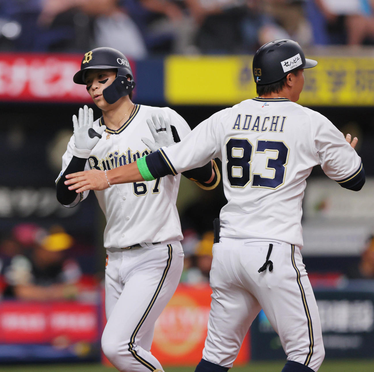 オリックス対ソフトバンク　3回裏オリックス無死、中川（左）は左越え本塁打を放ち安達打撃コーチとタッチをかわす（撮影・上山淳一）