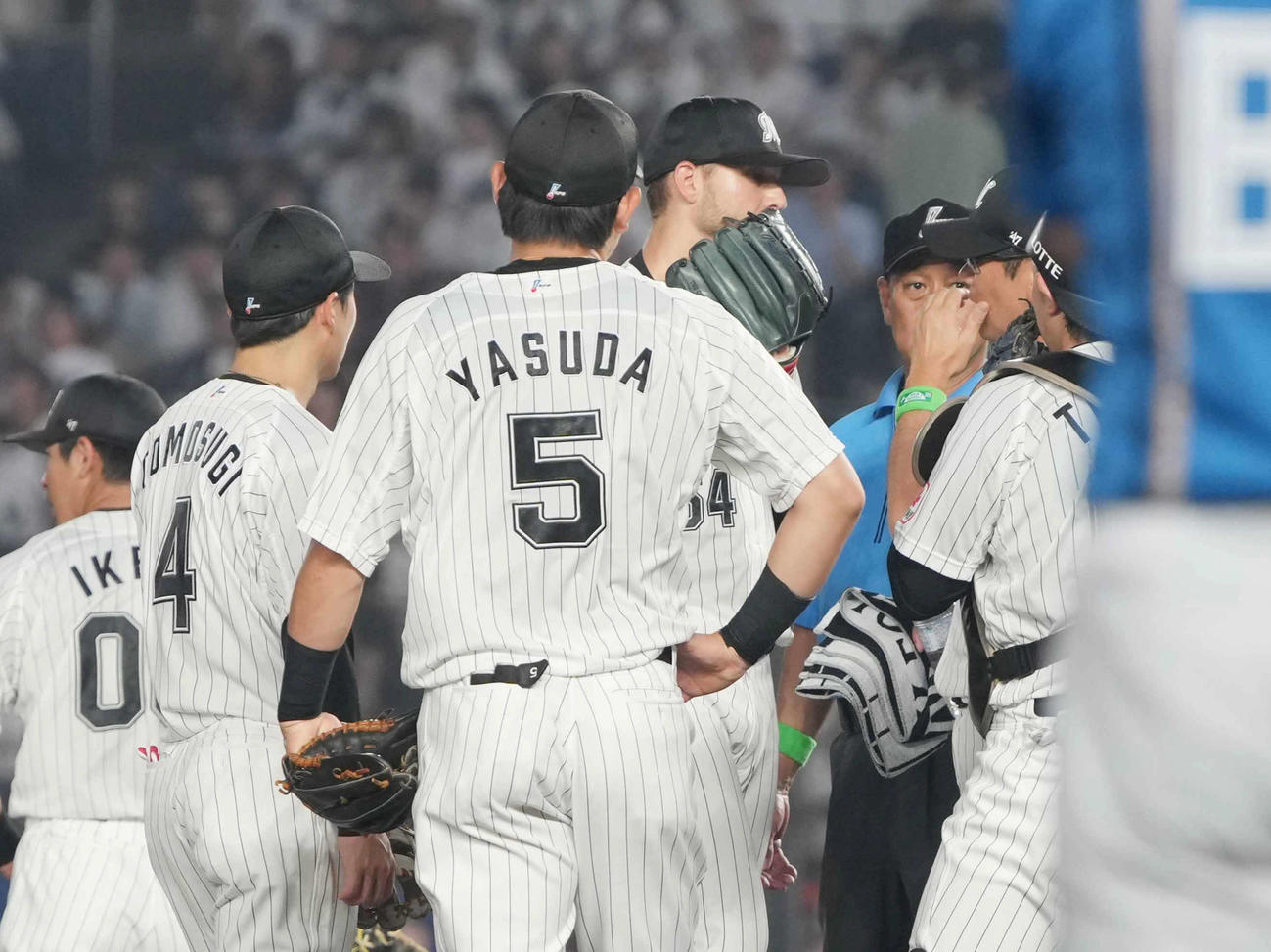 ロッテ対日本ハム　5回表日本ハム無死満塁、矢沢に右前2点適時打を許したロッテ先発のボス（中央）はナインの激励を受ける（撮影・小沢裕）